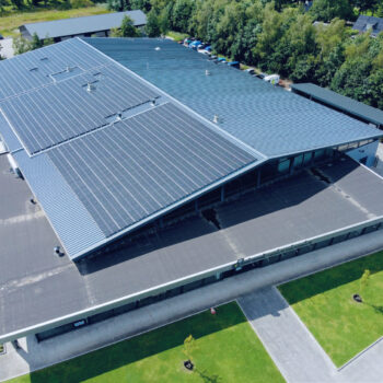 Zonnepanelen op dak voor slimme energiecombinatie met airconditioning
